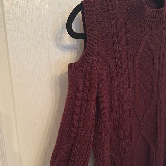 Burgundy / Wine Cable-Knit Cold-Shoulder Sweater - Picture 4 of 10